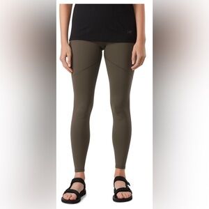 Arc'teryx Women's Oriel 28” legging in gnosis green